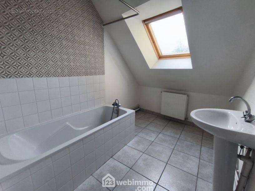 Une salle de bains de 4 m² avec baignoire et lavabo - Maison à PRESLES-ET-BOVES