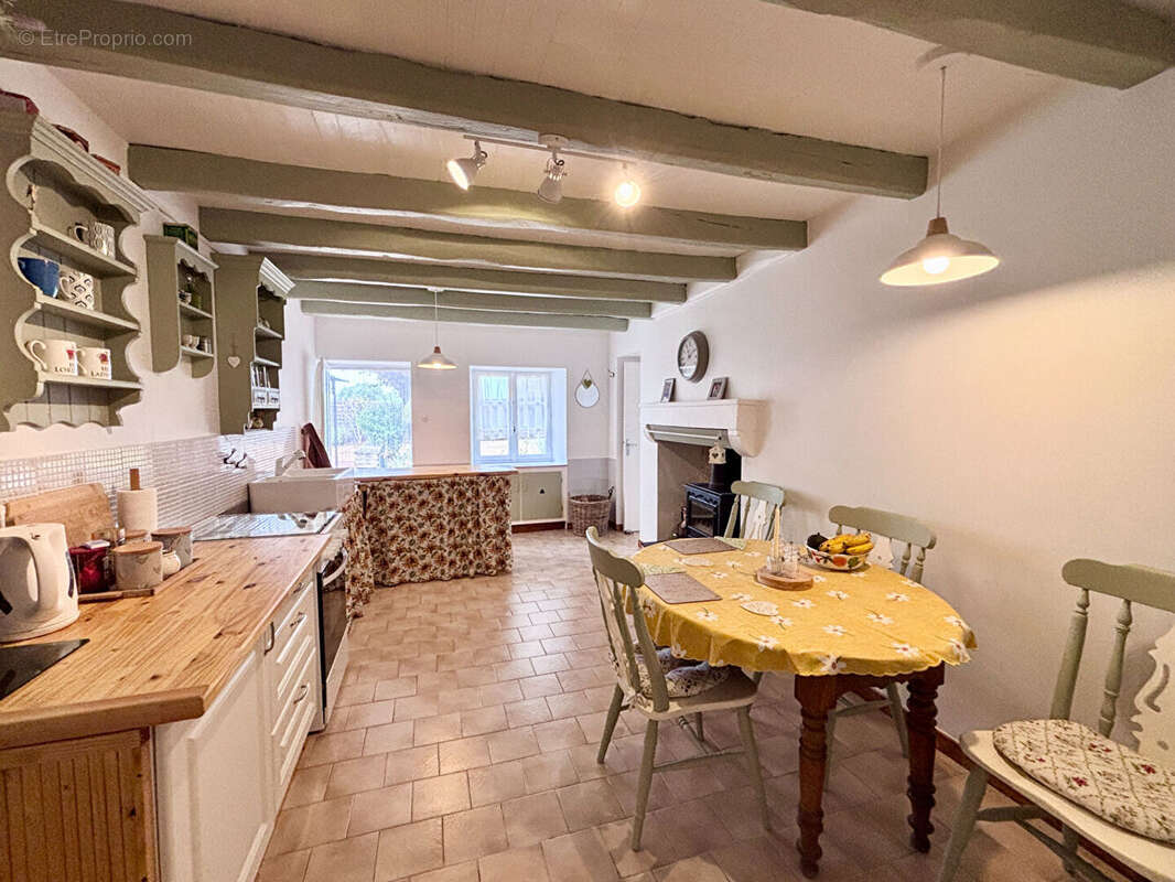 Charmante maison en pierre rénovée avec jardin clos et garage - photo 2