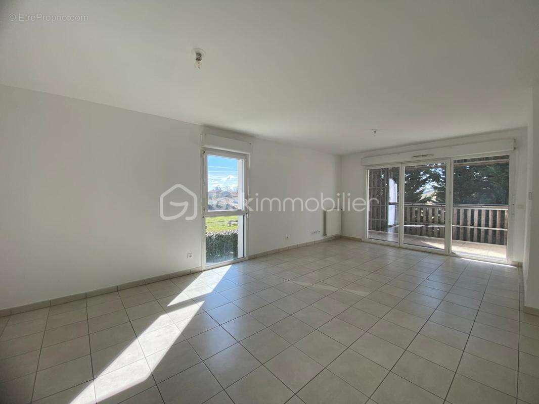 Coup de coeur pour cet appartement de type 3 avec deux chambres et deux places de parking dans une résidence sécurisée !!! - photo 2