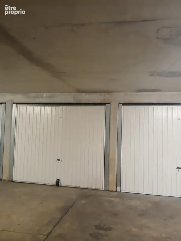 Parking à VALLAURIS