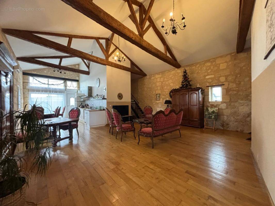 Maison à AMBARES-ET-LAGRAVE