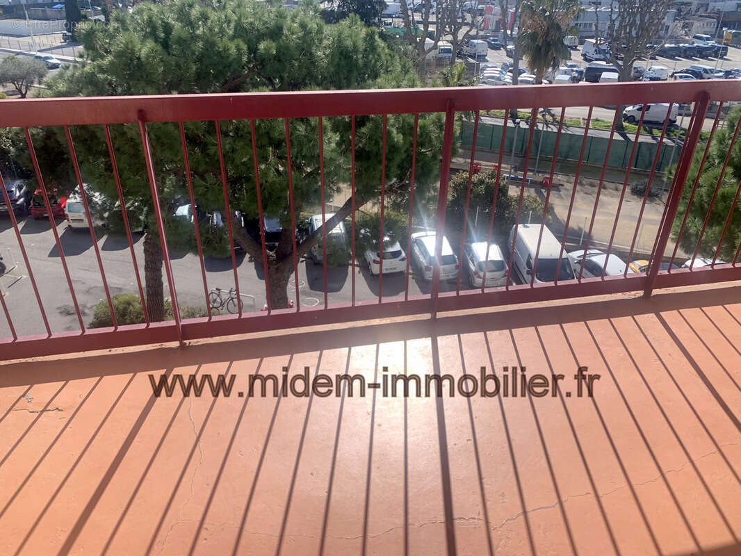 Nice Ouest Grand Arénas 3 pièces de 66 m2 + terrasse 9 m2 Sud-Est vue dégagée à 159800 euros - photo 8