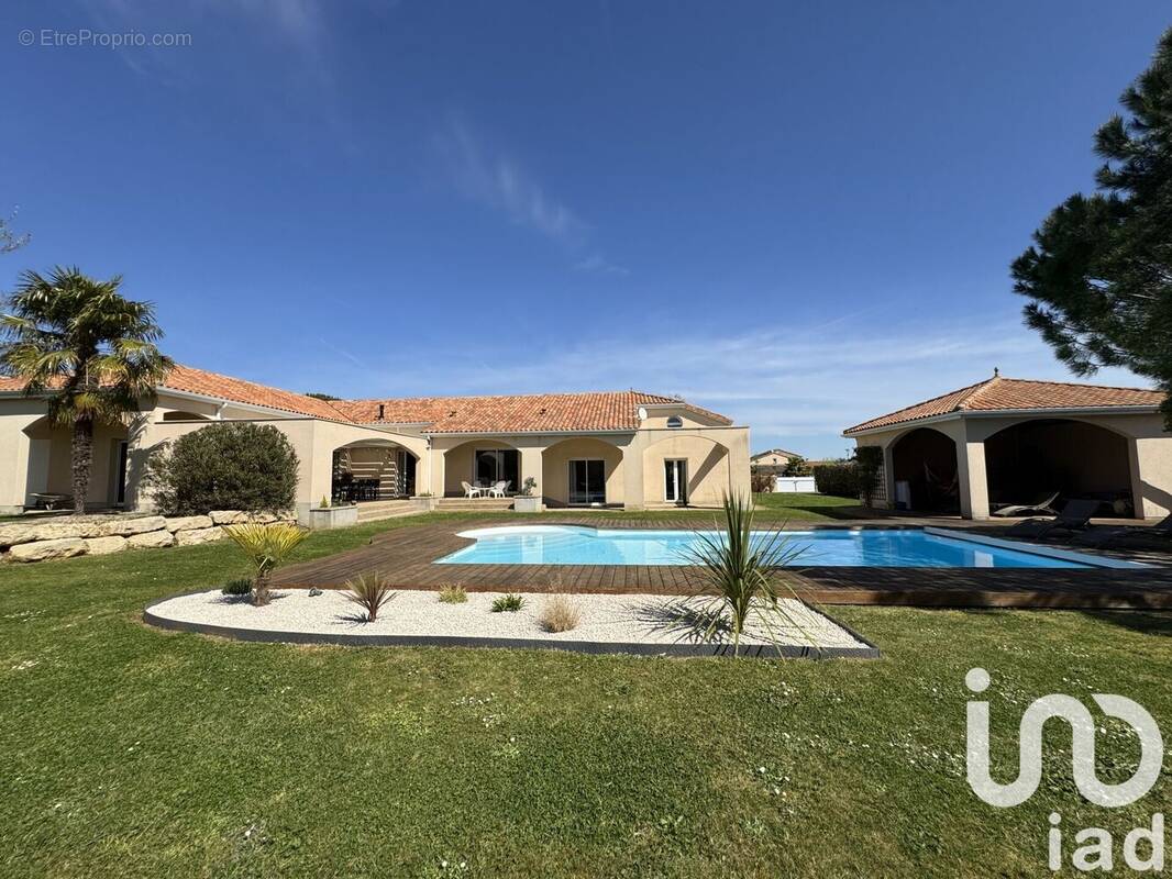 Maison 260 m² à Buxerolles  - photo 1