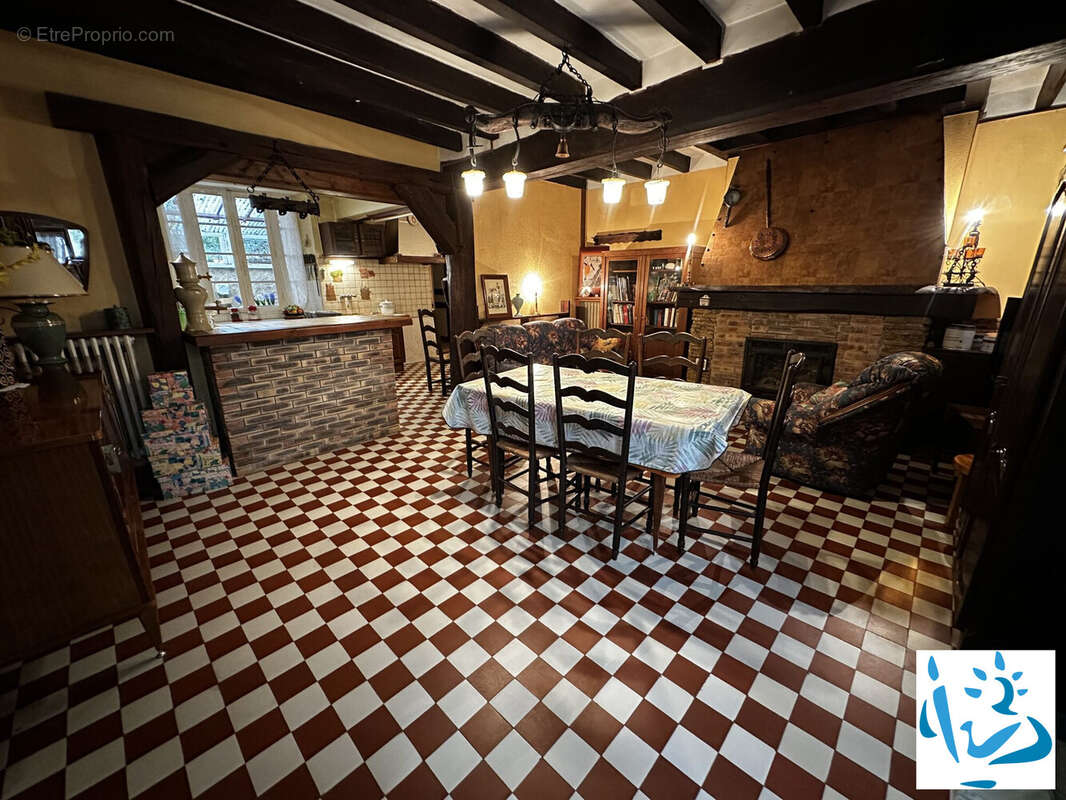 Maison 175 m² à La Celle-Saint-Cyr  - photo 2