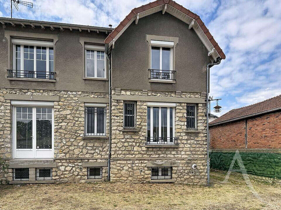 Maison de caractère à Mantes la Ville, 5 chambres, un garage, sous sol total et une dépendance - photo 4