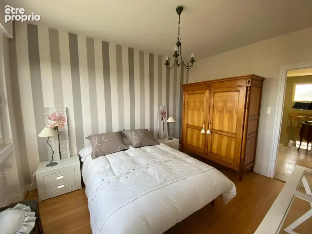 Maison 7 pièces MARINGUES 160m2 avec clim + garage double TRES BELLES PRESTATIONS aucuns travaux à prévoir - photo 6