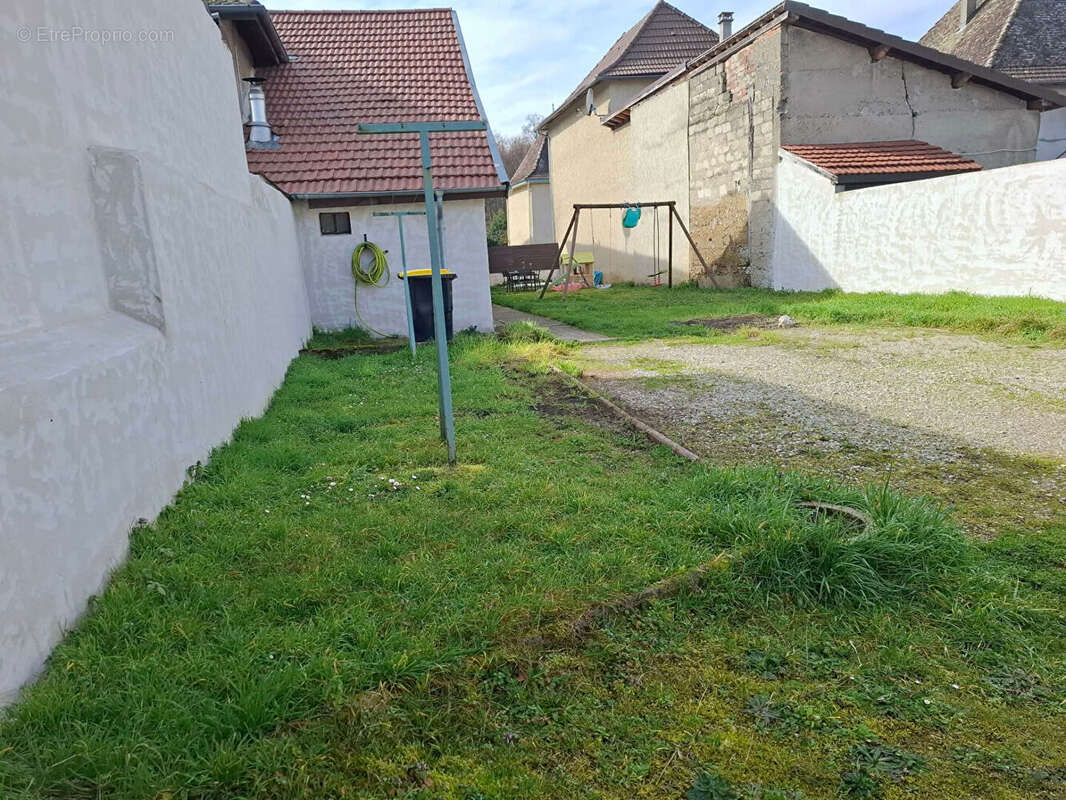 Maison à VEZERONCE-CURTIN