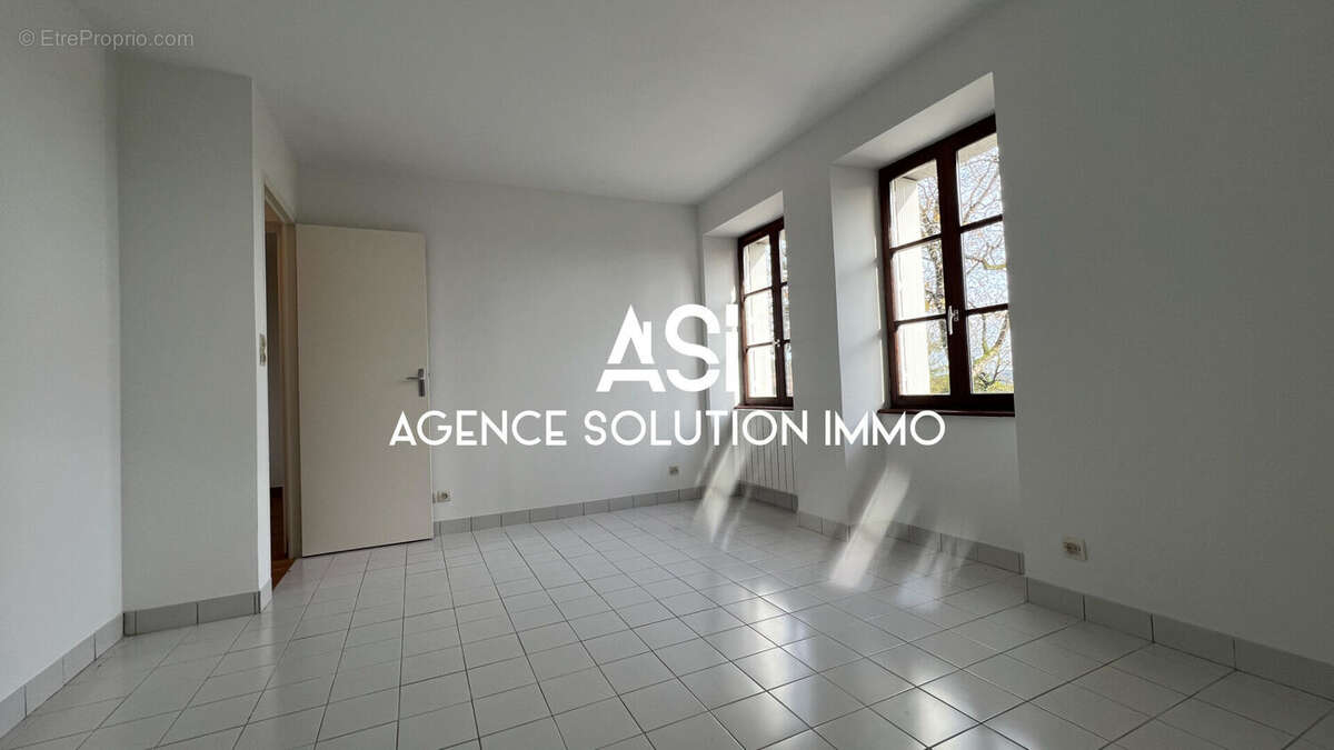 Maison à CRENNES-SUR-FRAUBEE