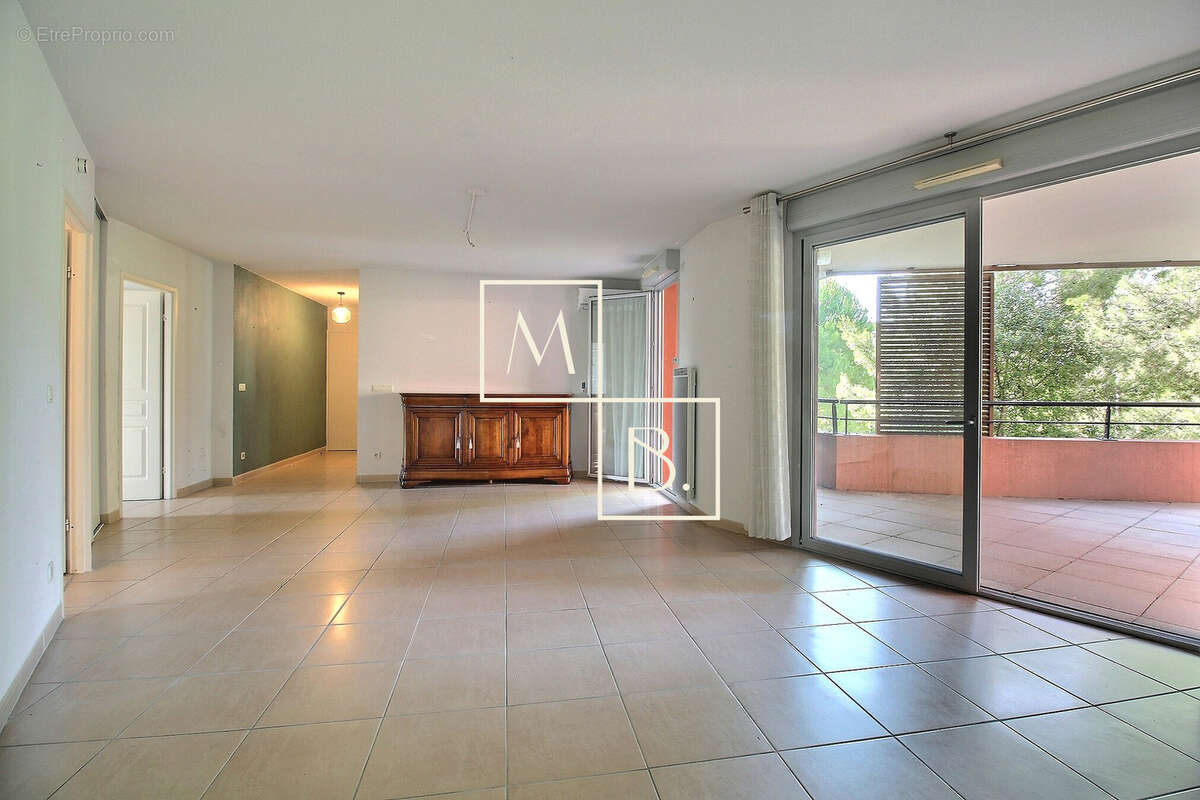 À vendre, Croix d'Argent, T4 de 101,46 m2 loi carrez avec 3 chambres, terrasse, loggia, garage et parking - photo 3