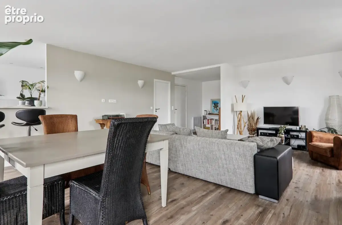 Appartement au dernier étage d'une maison bourgeoise avec dépendance et jardin. - photo 4