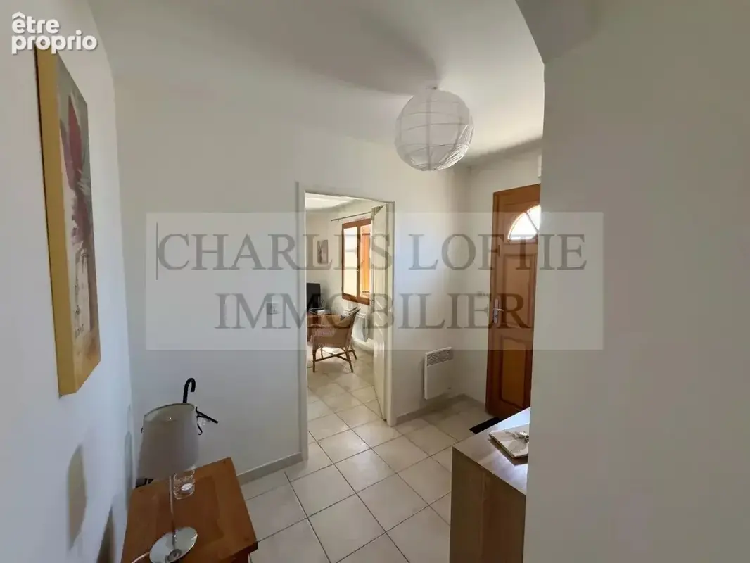 Maison de construction récente de plain-pied avec garage, piscine sur plus de 1500 m² de terrain - photo 12