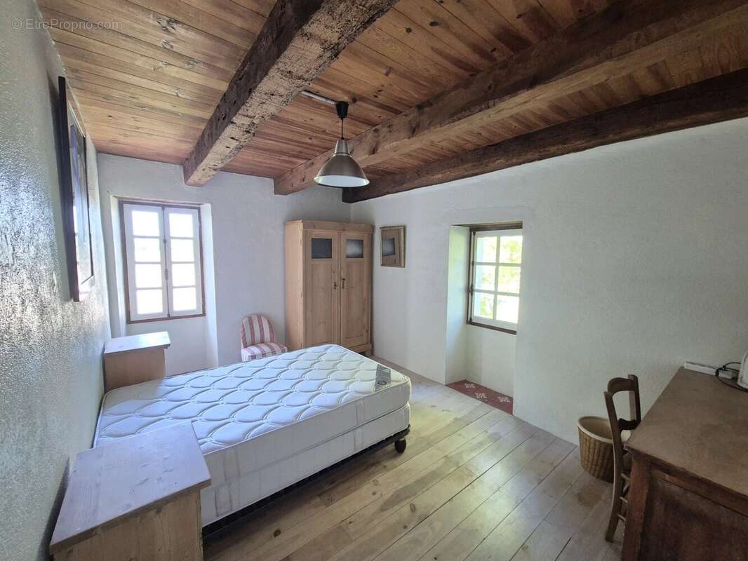 Deux maisons en pierre de caractère avec piscine, dépendances et 1,2 hectare de terrain près de Montaigu-de-Quercy - photo 13