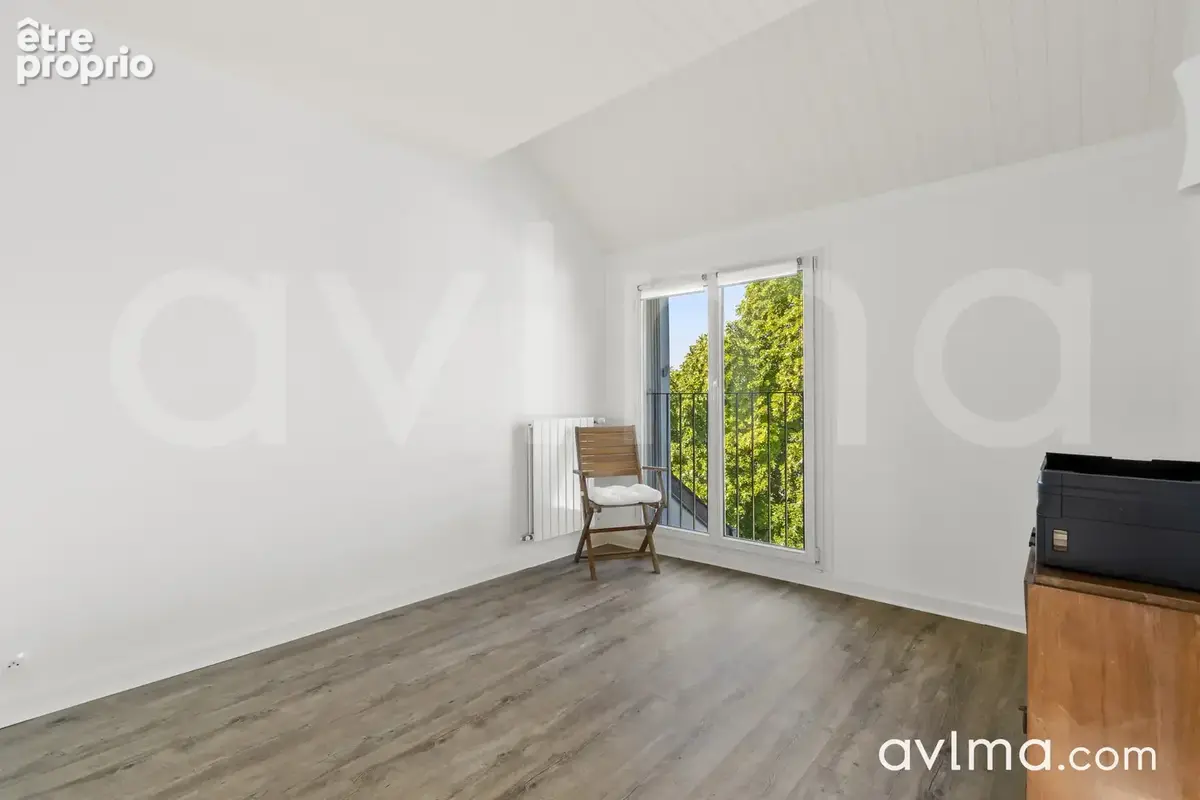L'impression d'une maison  au dernier étage d'une résidence arborée. - photo 11