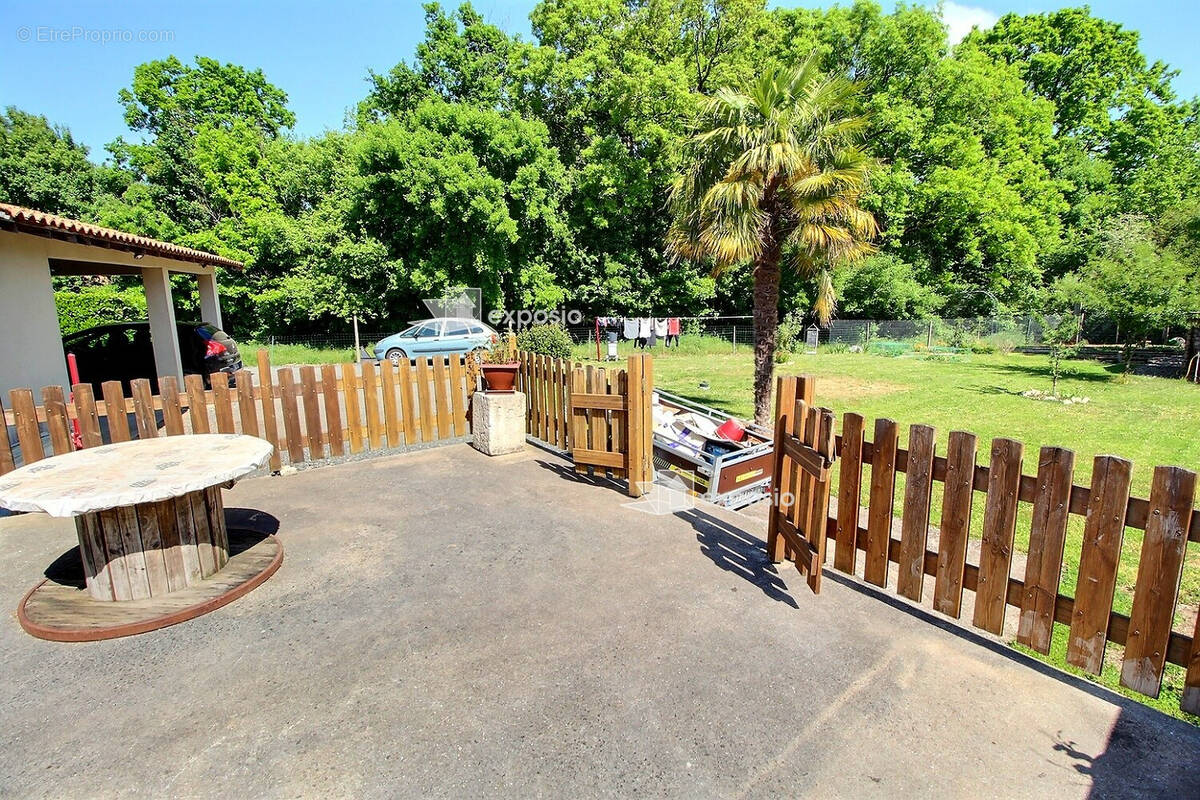 Maison à PRISSE-LA-CHARRIERE