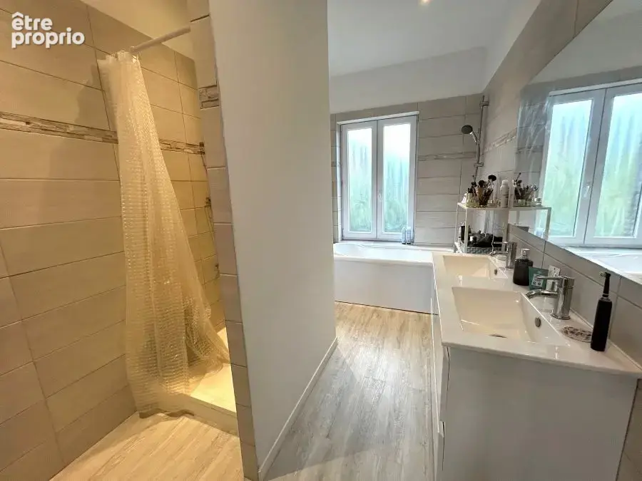 Maison de style Bourgeoise entièrement rénovée située au coeur du village !! Prix NEGOCIABLE ! - photo 16