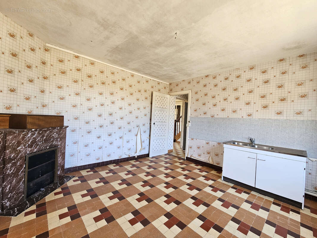 Maison - 3 chambres - Dépendances - Terrain - photo 3