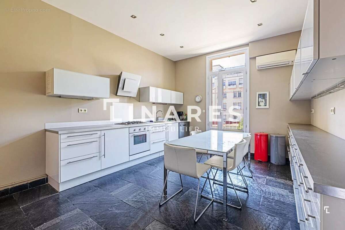 CENTRAL PARADIS - Appartement T4 de 158m2 - Balcon - Cave -  2 chambres de bonne - 13008 - photo 11