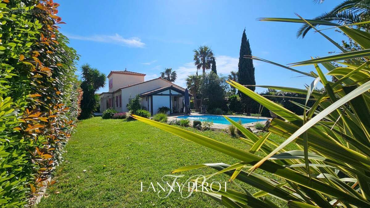A Saint-Cyprien, maison 4 faces de 120m² sur une parcelle de 838m² avec piscine et garage - photo 14