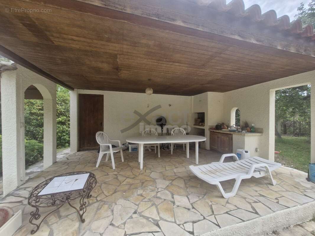 Maison à SAINT-CLEMENT-DE-RIVIERE