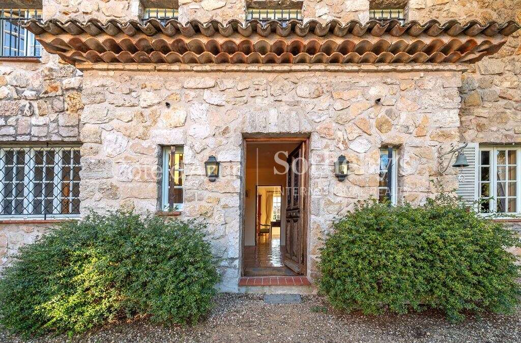 Châteauneuf-Grasse, bergerie de caractère du XIXe siècle au cœur de 3 hectares de nature préservée - photo 3