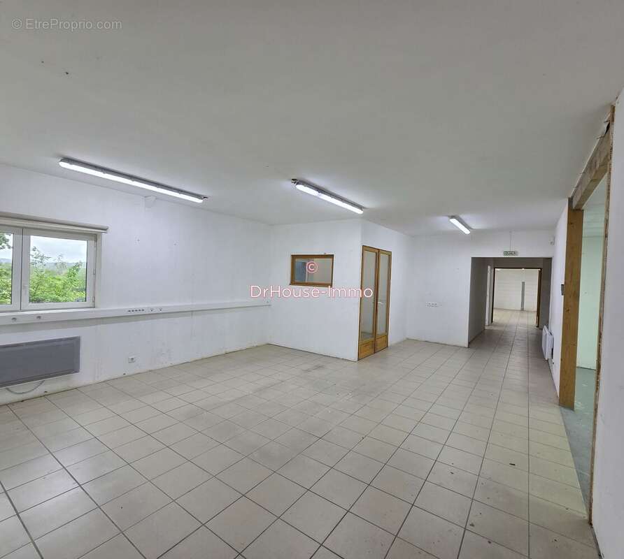 Commerce 336 m² à Montbizot  - photo 3