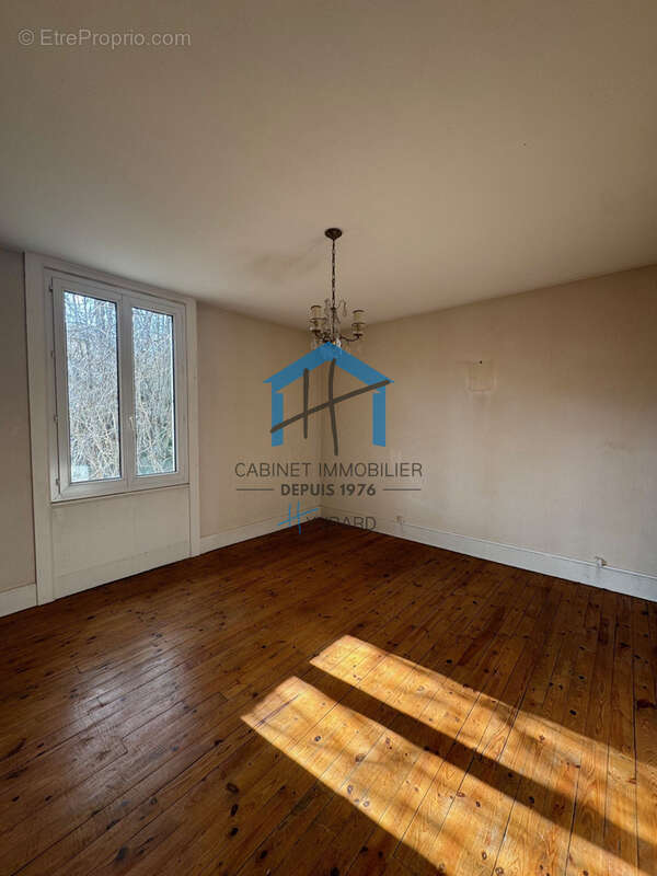 Maison bourgeoise de 190 m2 sur 760 m2 de terrain - photo 7