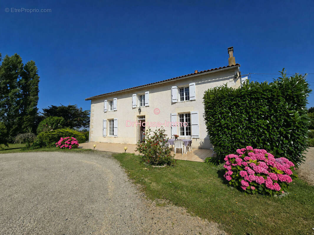 Maison 268 m² à Cherveux  - photo 10