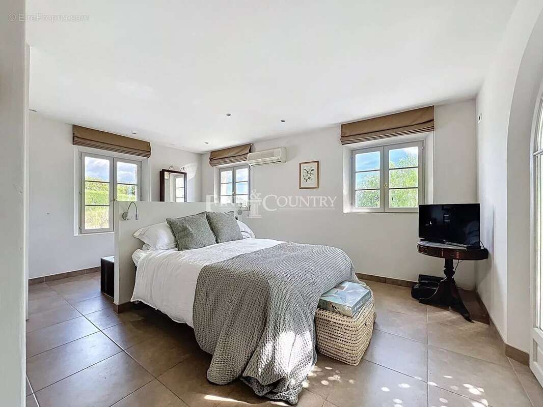 Maison à CHATEAUNEUF-GRASSE