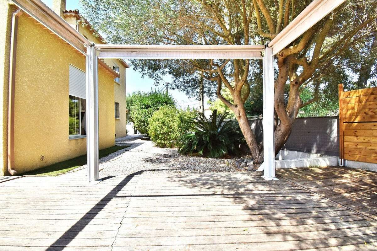 *** Villa type 5 + piscine + double garage *** - photo 3