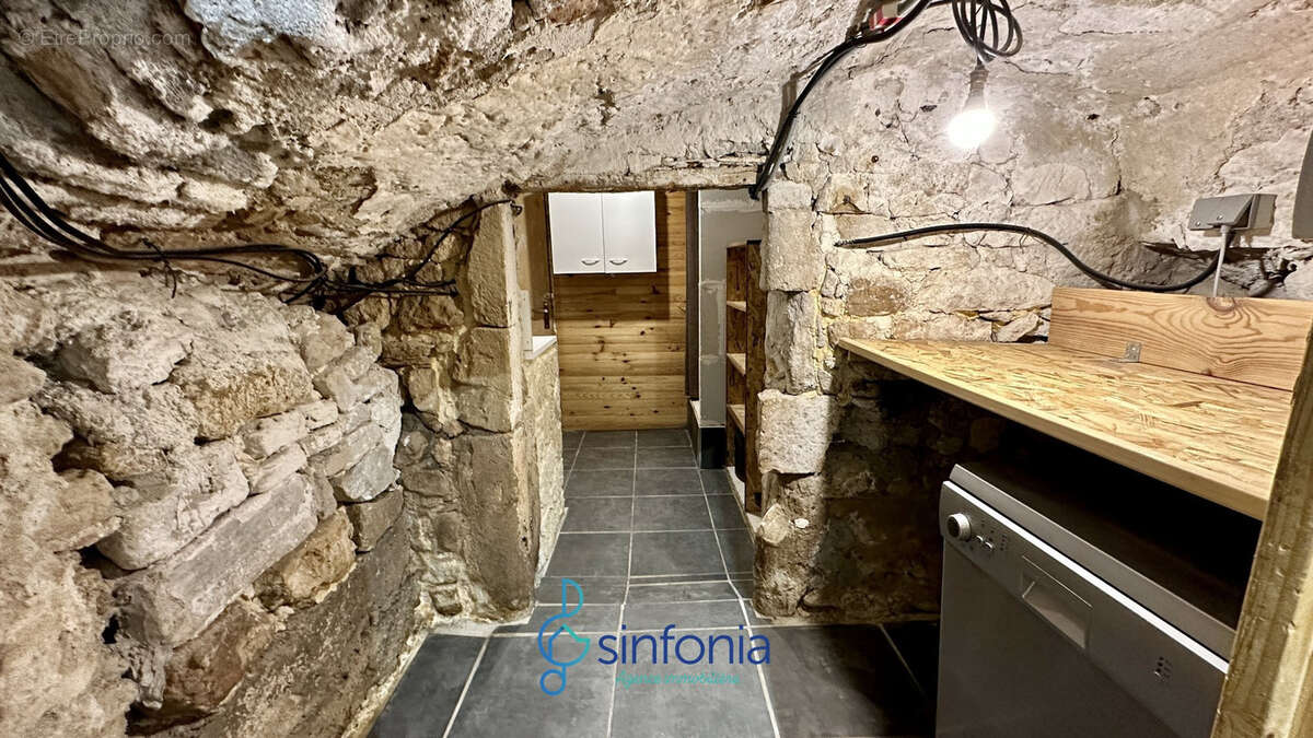 Maison à SAINT-CHAPTES