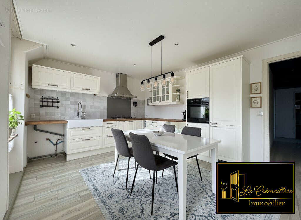 Cuisine dinatoire réaliser par IA  - Maison à SAINT-CHERON