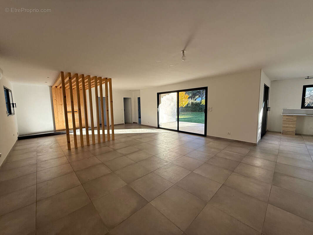 Maison à SAINT-MITRE-LES-REMPARTS