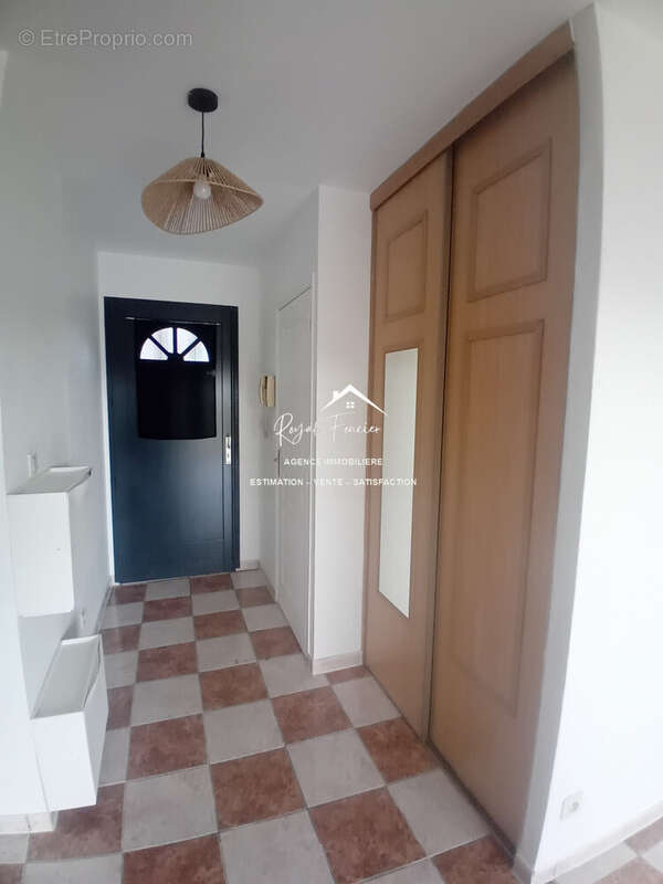 Entrée avec placards - Maison à INGRANDES