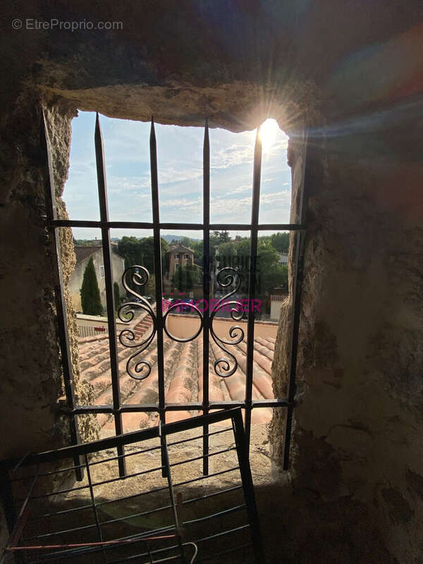 Maison à ENTRAIGUES-SUR-LA-SORGUE