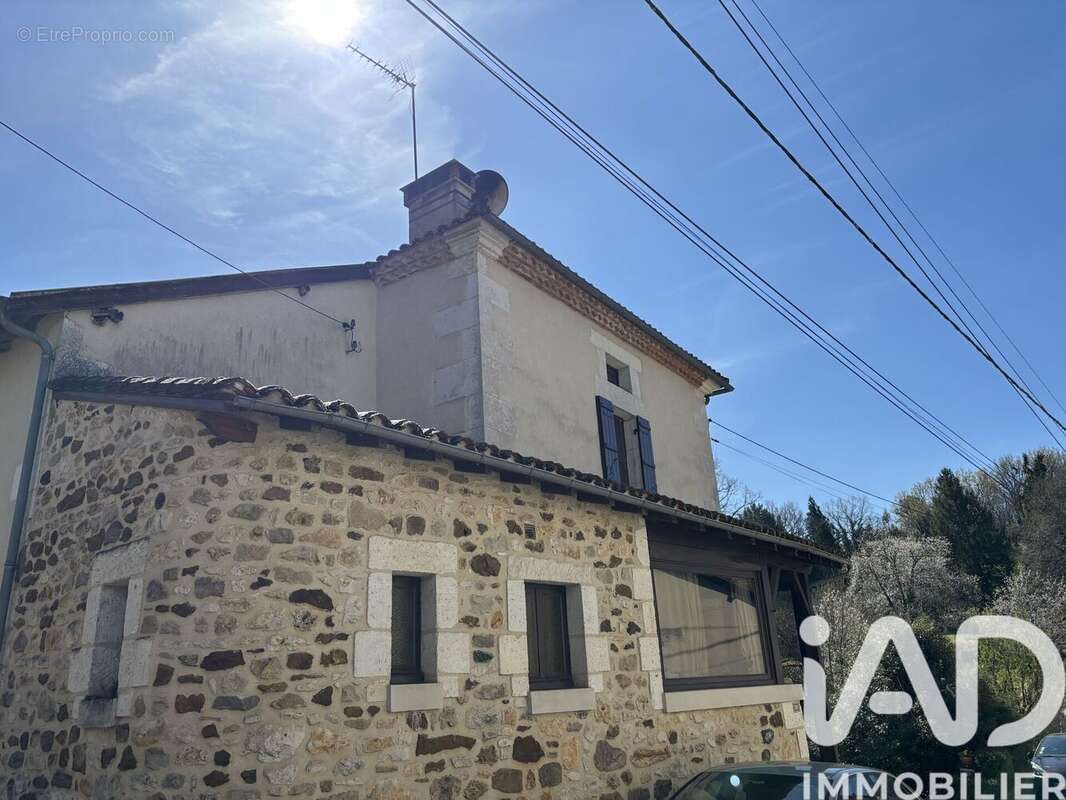 Maison 70 m² à Milhac-De-Nontron  - photo 2