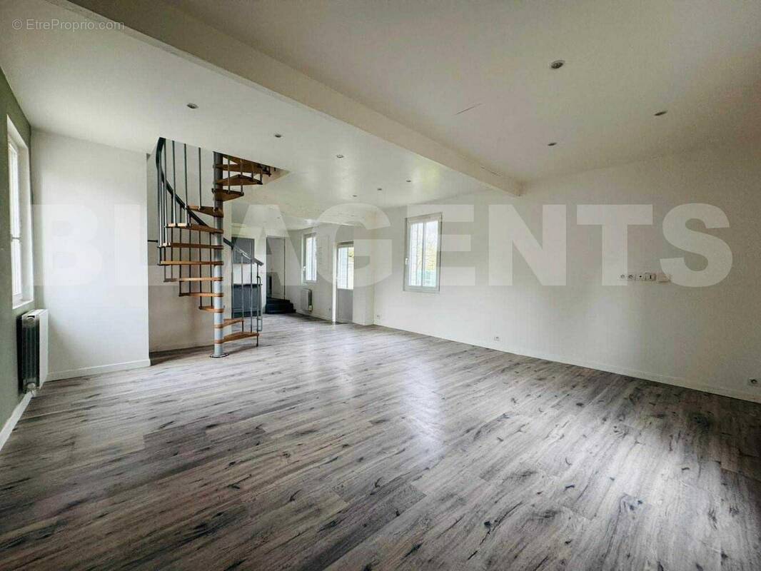 Messenger_creation_8E74EAAE-A049-4ADB-9B9E-C1D21D8157AD - Maison à DOUVREND