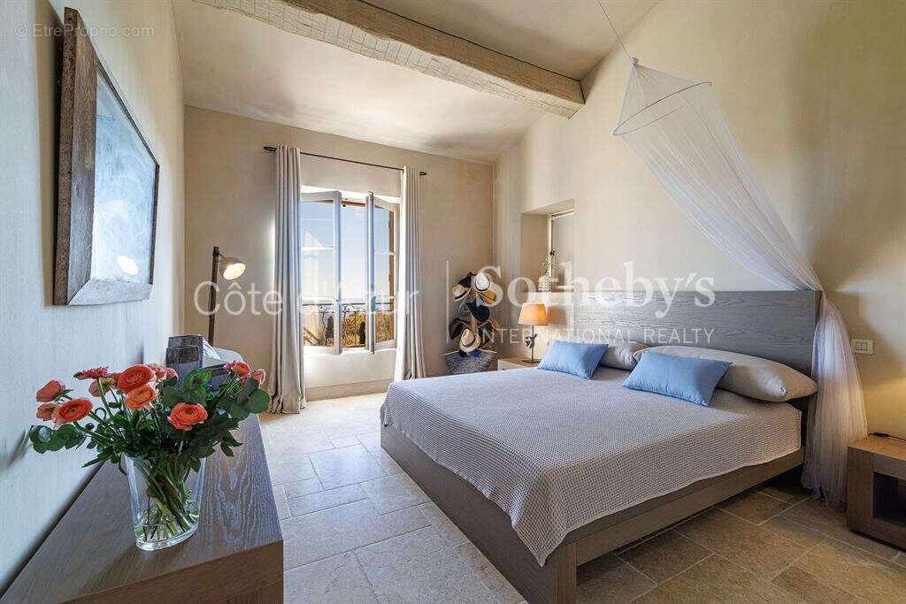 Vence bastide néo provençale avec vue mer, piscine chauffée et jardin paysager de 4 300 m² - photo 16
