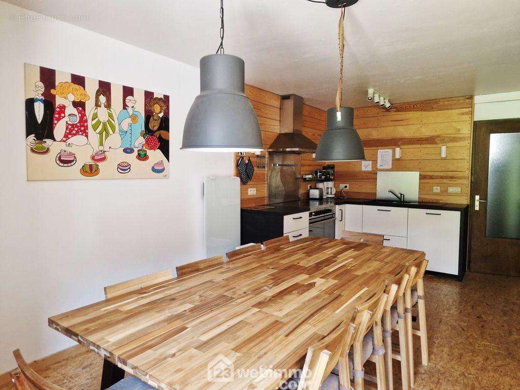 De type &#039;chalet&#039;, elle est composée d&#039;un hall d&#039;entrée. - Maison à LA LECHERE