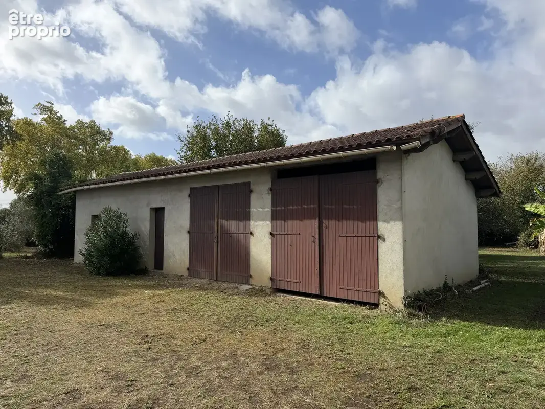 Maison avec dépendance, double garage et terrain arboré de 1 700 m2 - photo 8