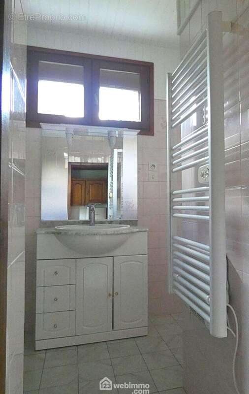 Sur ce niveau également, la salle de douche récente ... - Maison à UGINE
