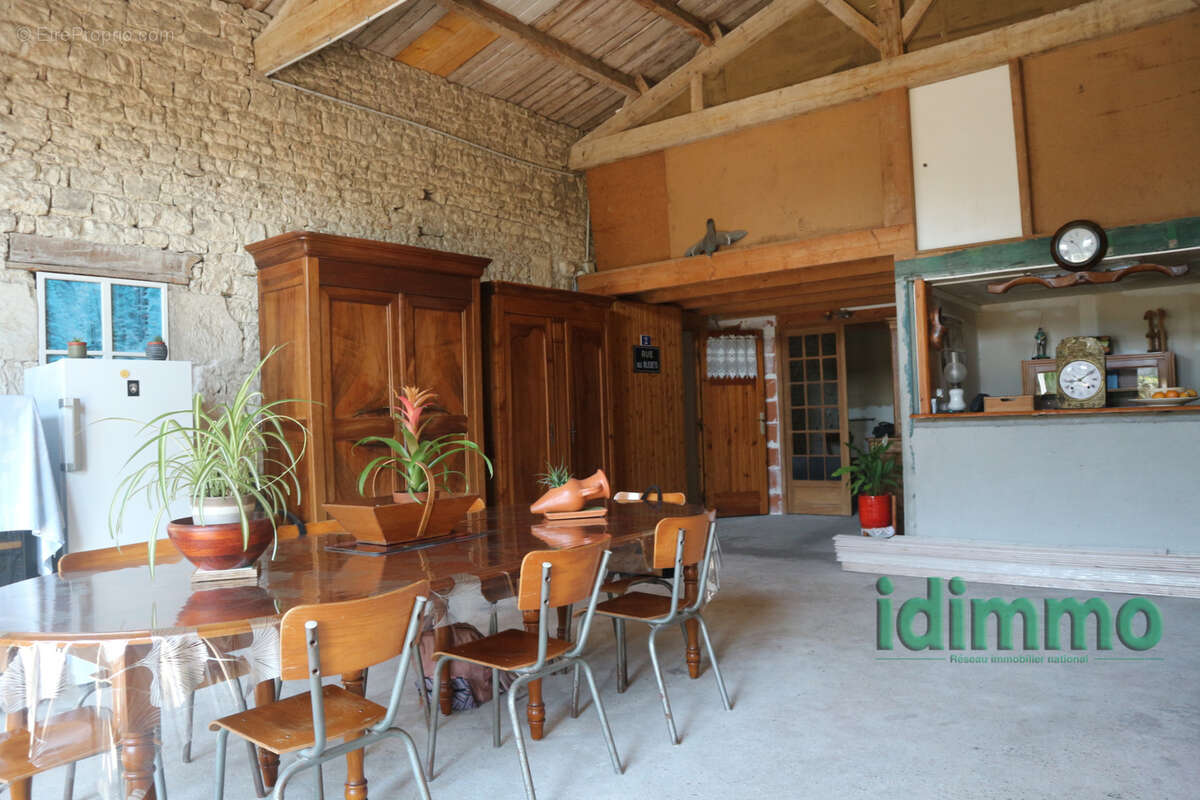 Ensemble immobilier en  bon etat general de 190 m2 sur un terrain clos de 450 m2. au centre historique de la j - photo 8
