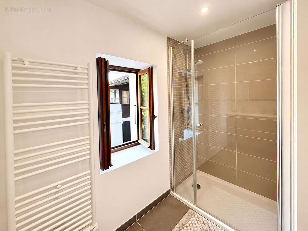 Collonges-sous-Salève à 215 m², 4 chambres et de beaux volumes aux portes de Genève. - photo 12