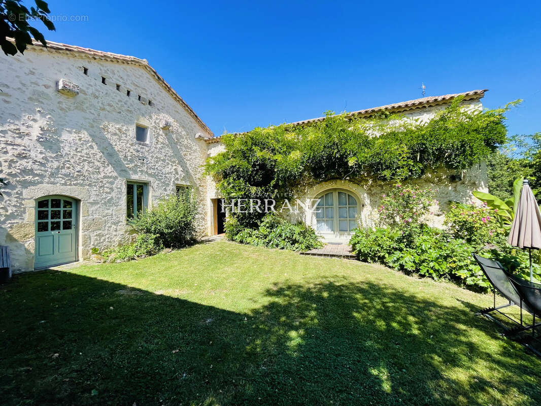 Maison de caractère 450 m2   Chambres d’hôtes / gîte - photo 12