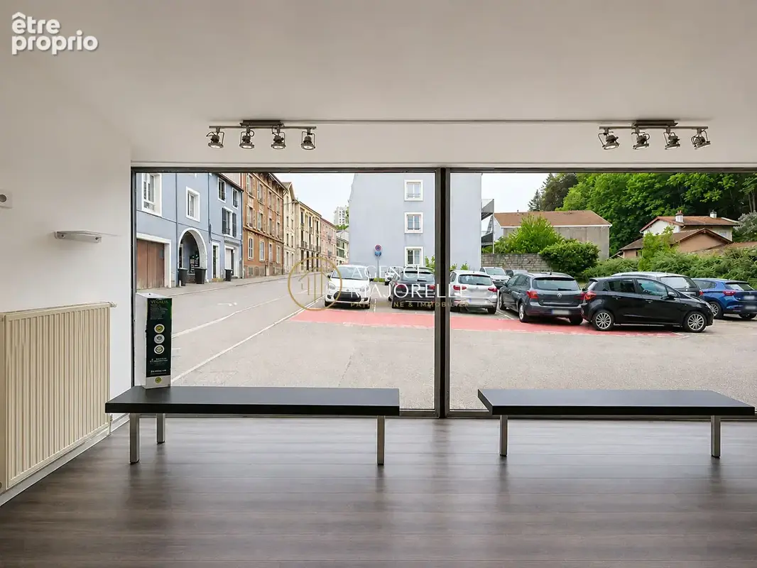 Local commercial, grande vitrine, rue passante. - photo 3