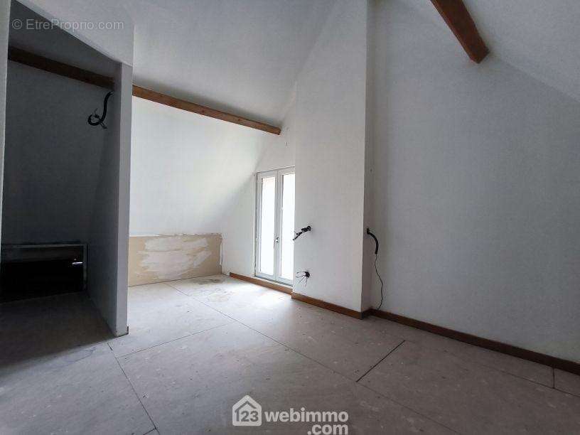 A l'étage une chambre et une salle d'eau à créer - Maison à MONT-NOTRE-DAME