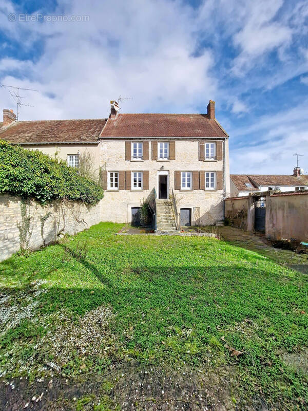 Maison à BRAY-ET-LU