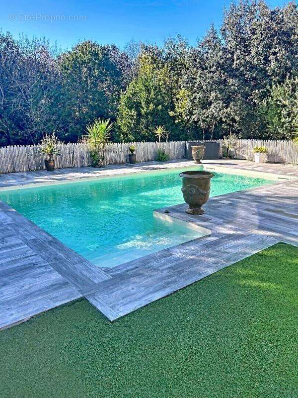 Villa spacieuse de 168m2 avec une piscine s'étendant sur 851m2 de terrain - photo 3