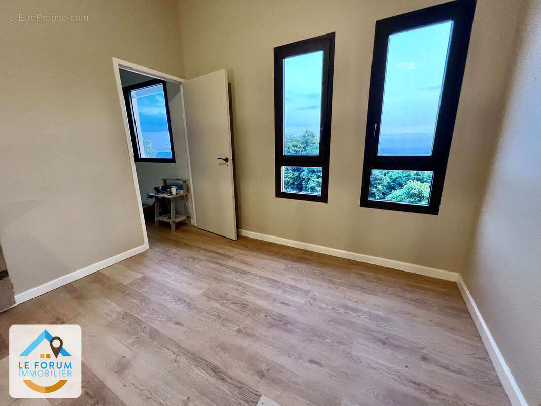 Saint pierre 97410 - villa moderne - en exclusivité - très beaux volumes - vaste terrain - quartier agréable - photo 5