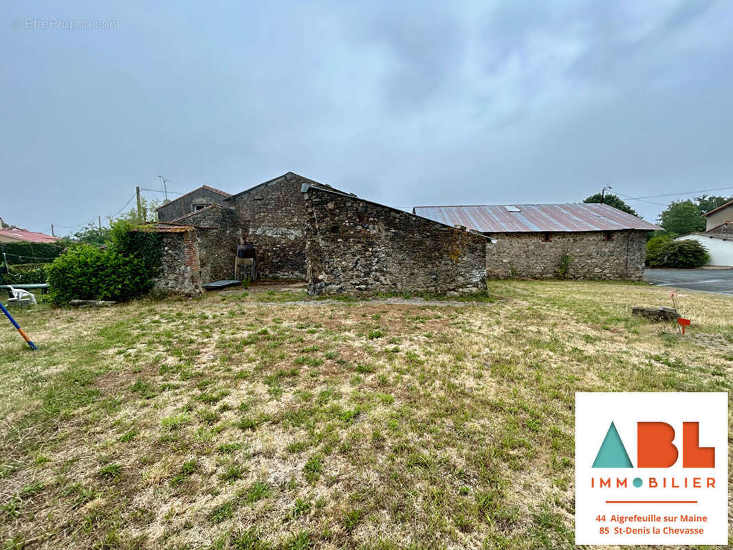 Grange de stockage avec eau et électricité - photo 10