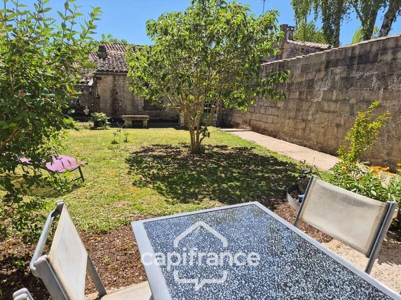 Maison à vendre 5 pièces ASNIERES LA GIRAUD (17) avec jardin, dépendances et garage - photo 5